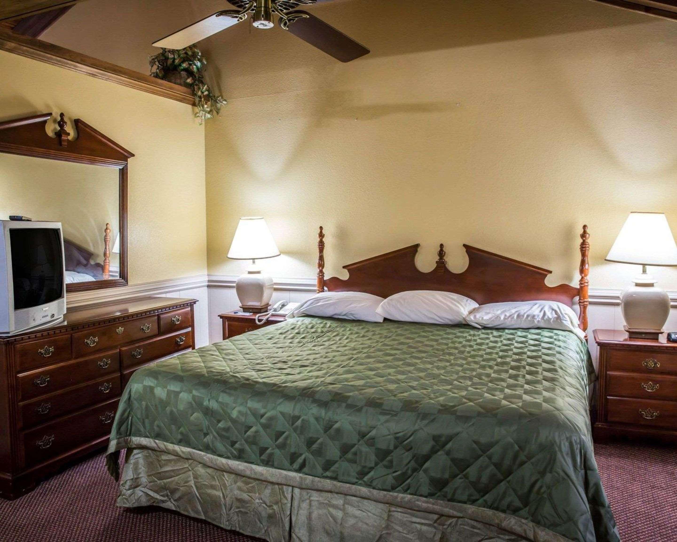 Rodeway Inn & Suites Plymouth Hwy 64 Экстерьер фото
