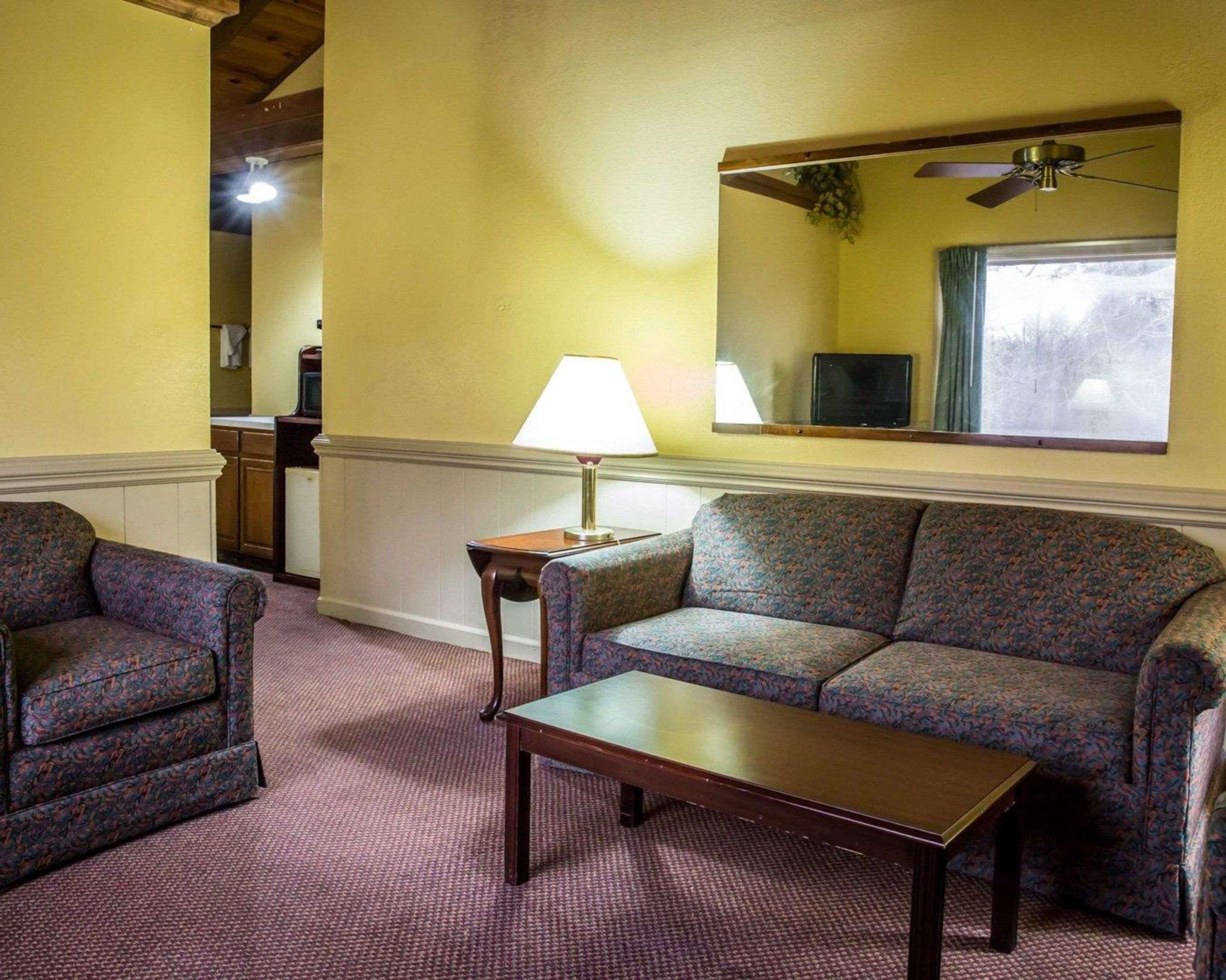 Rodeway Inn & Suites Plymouth Hwy 64 Экстерьер фото
