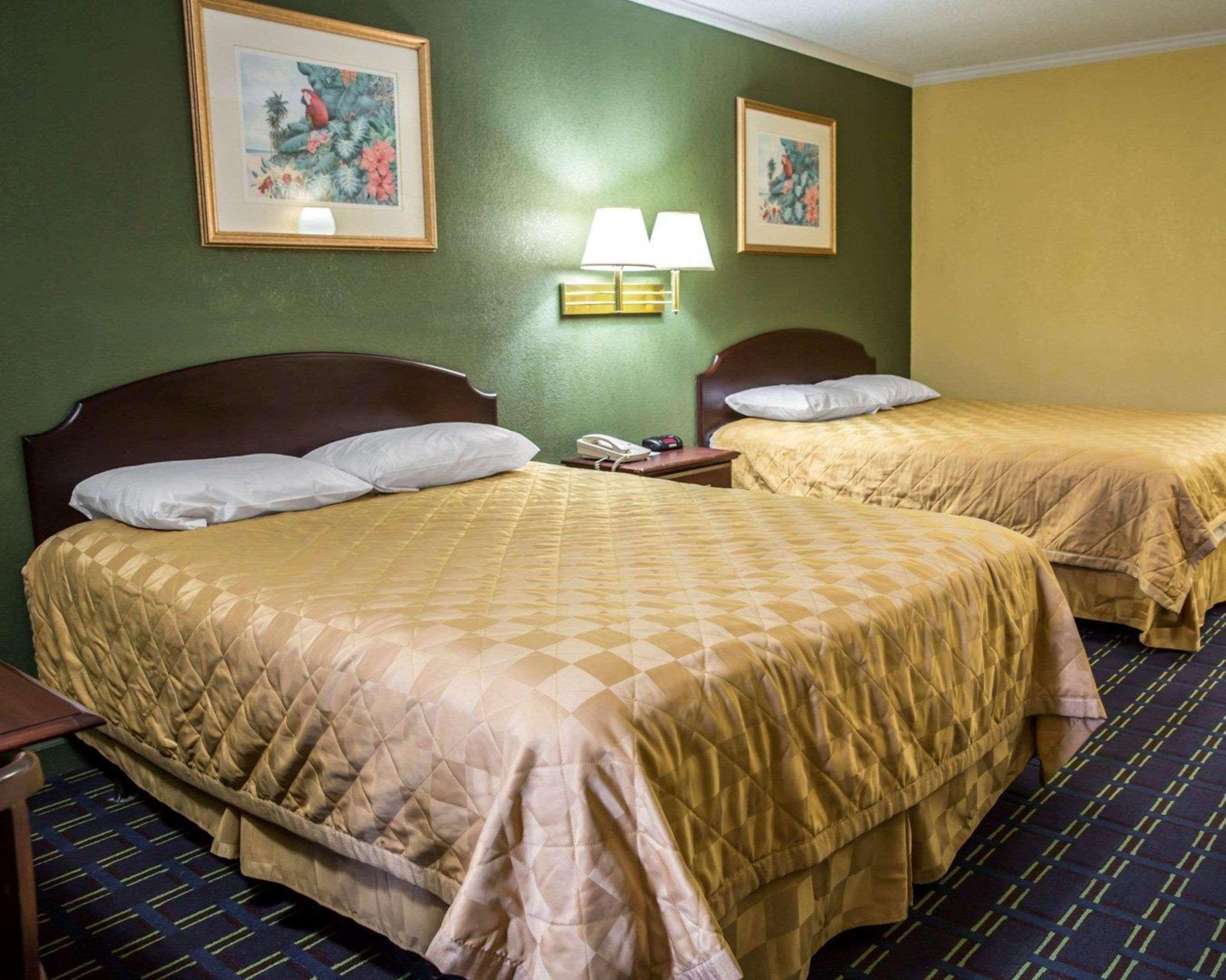 Rodeway Inn & Suites Plymouth Hwy 64 Экстерьер фото