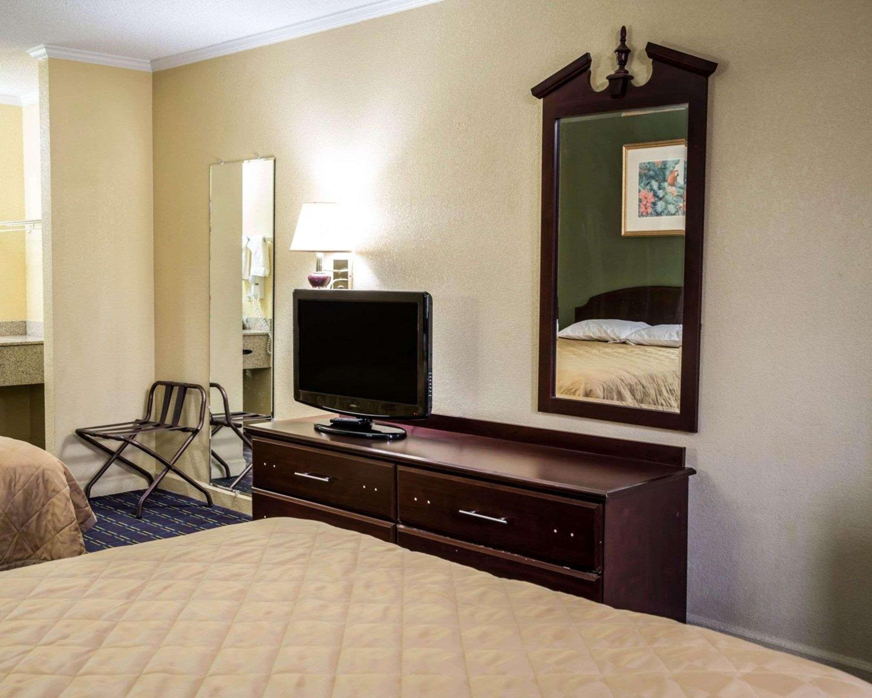 Rodeway Inn & Suites Plymouth Hwy 64 Экстерьер фото