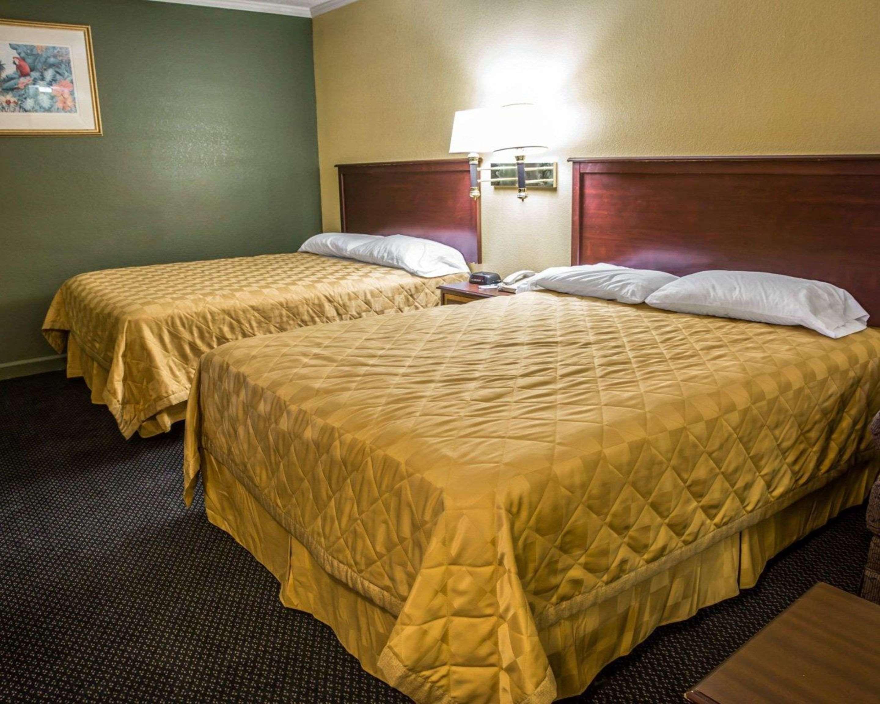 Rodeway Inn & Suites Plymouth Hwy 64 Экстерьер фото
