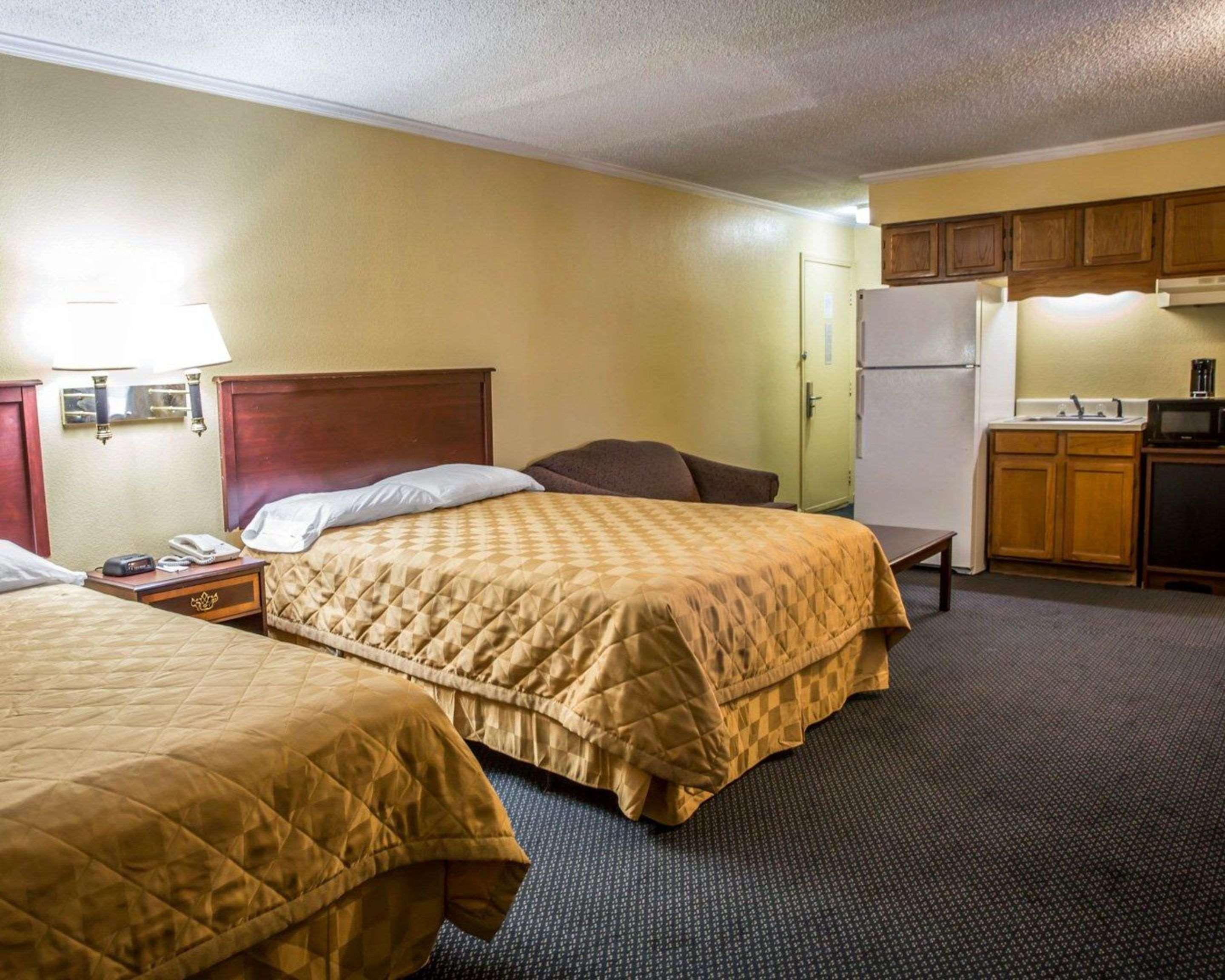 Rodeway Inn & Suites Plymouth Hwy 64 Экстерьер фото