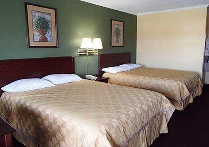 Rodeway Inn & Suites Plymouth Hwy 64 Экстерьер фото