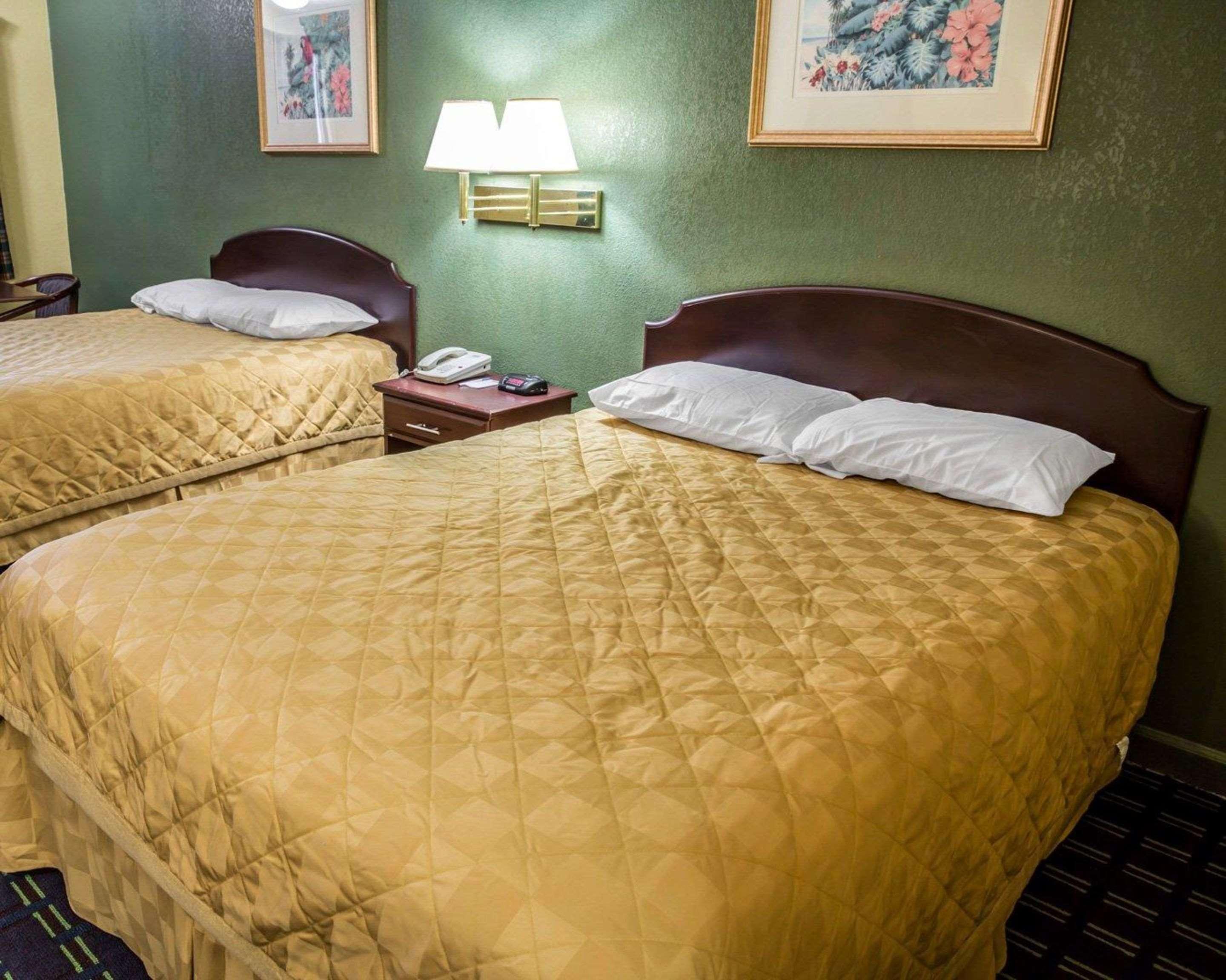 Rodeway Inn & Suites Plymouth Hwy 64 Экстерьер фото