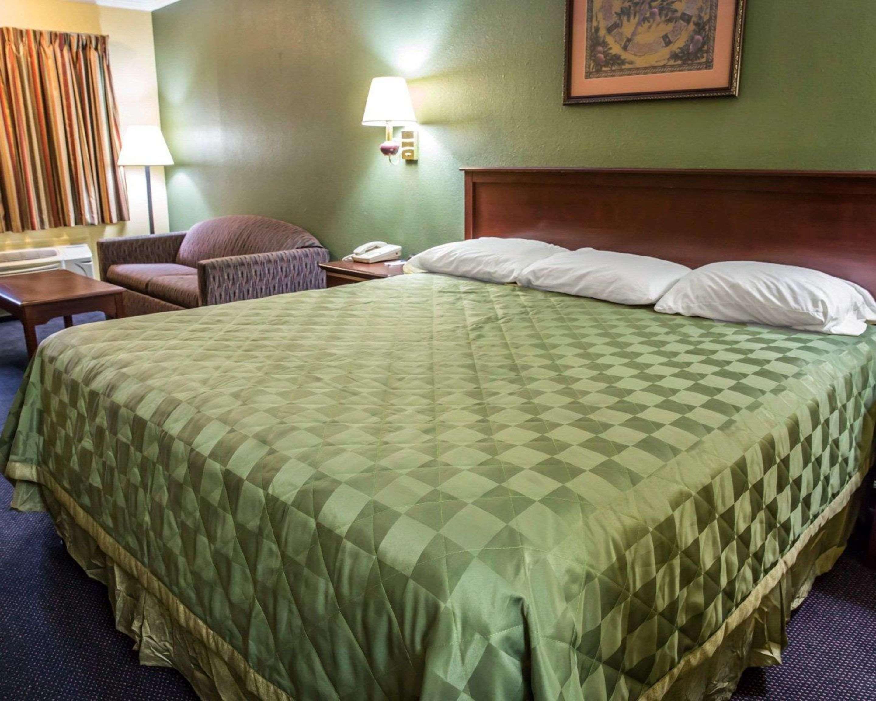 Rodeway Inn & Suites Plymouth Hwy 64 Экстерьер фото