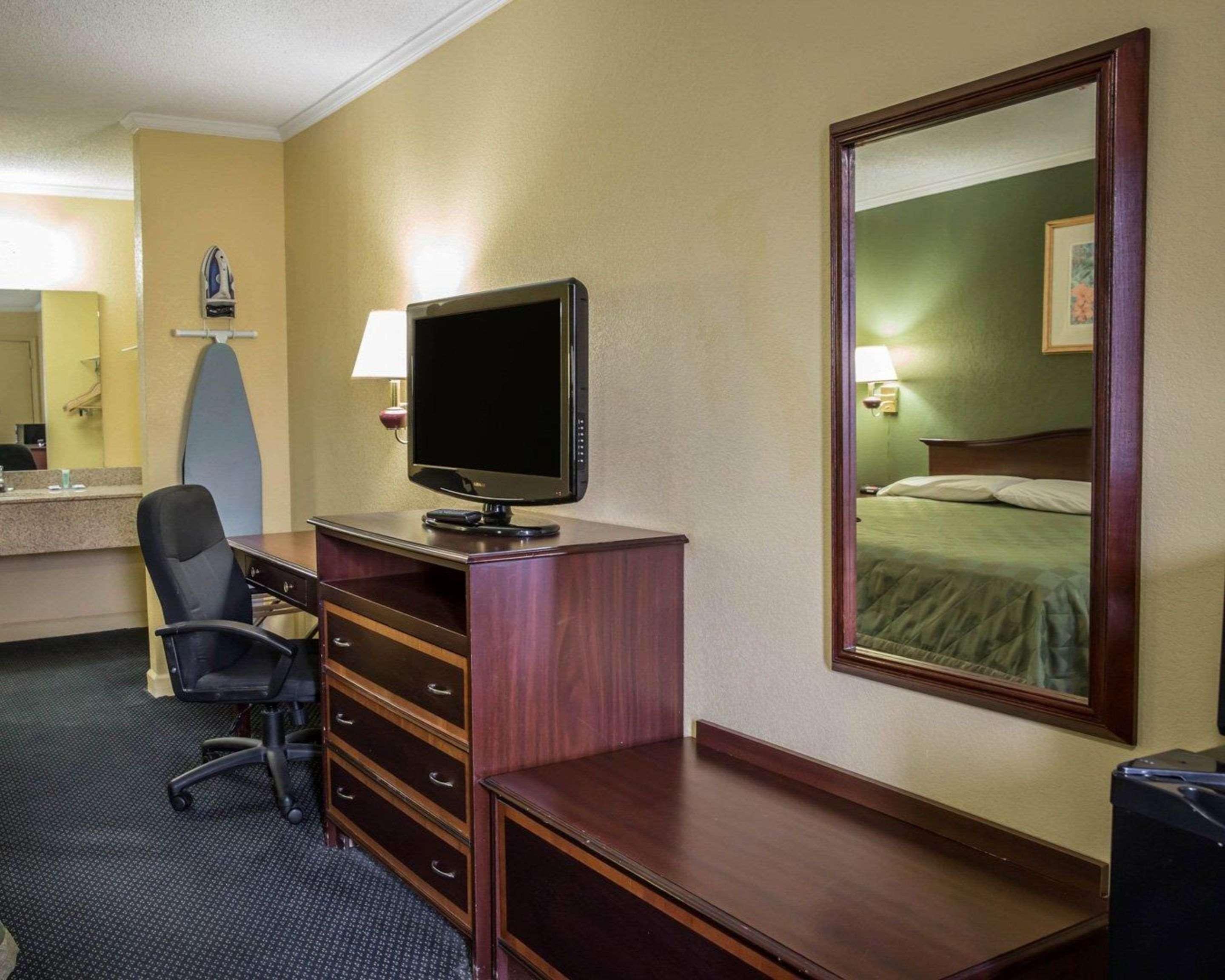 Rodeway Inn & Suites Plymouth Hwy 64 Экстерьер фото