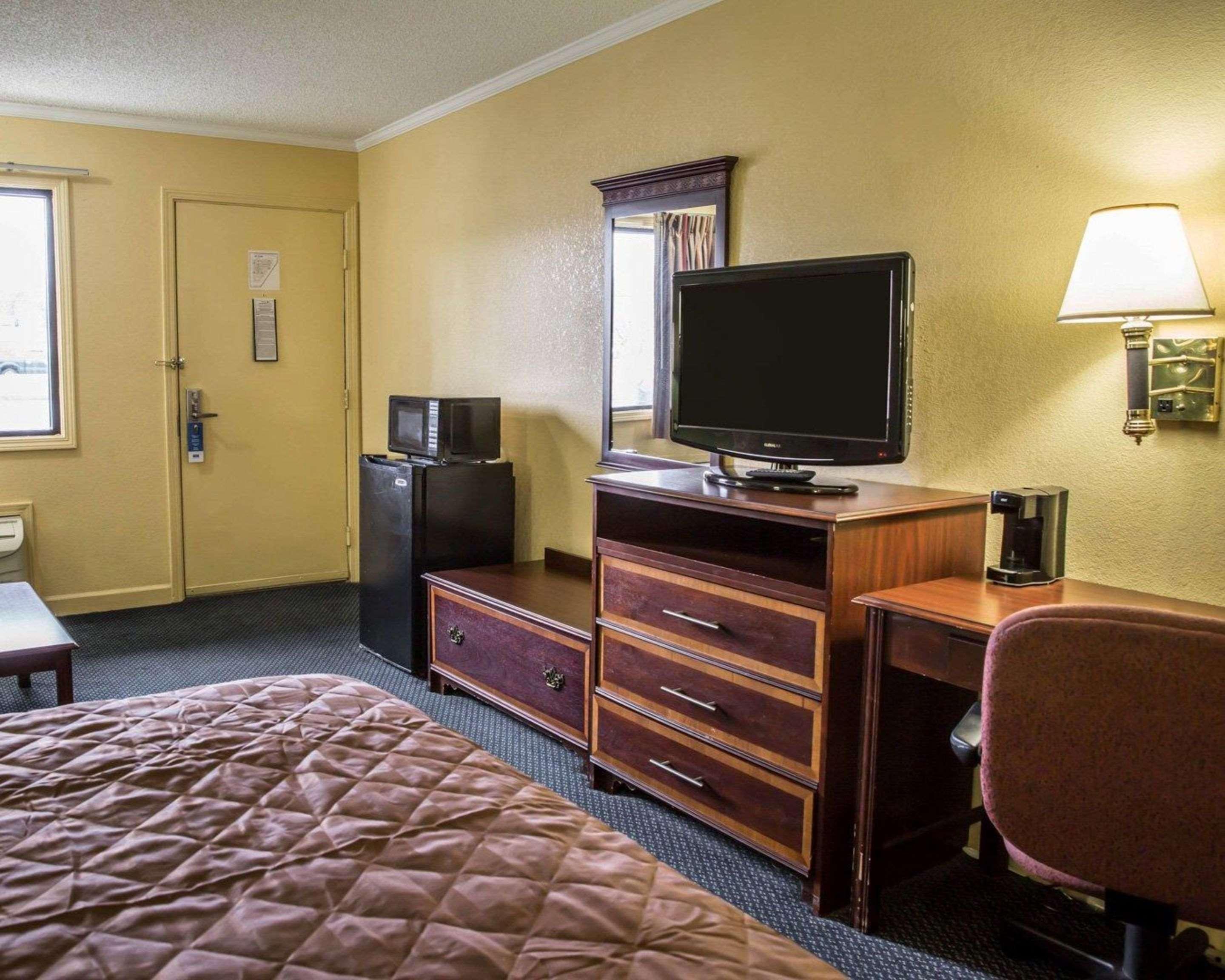 Rodeway Inn & Suites Plymouth Hwy 64 Экстерьер фото