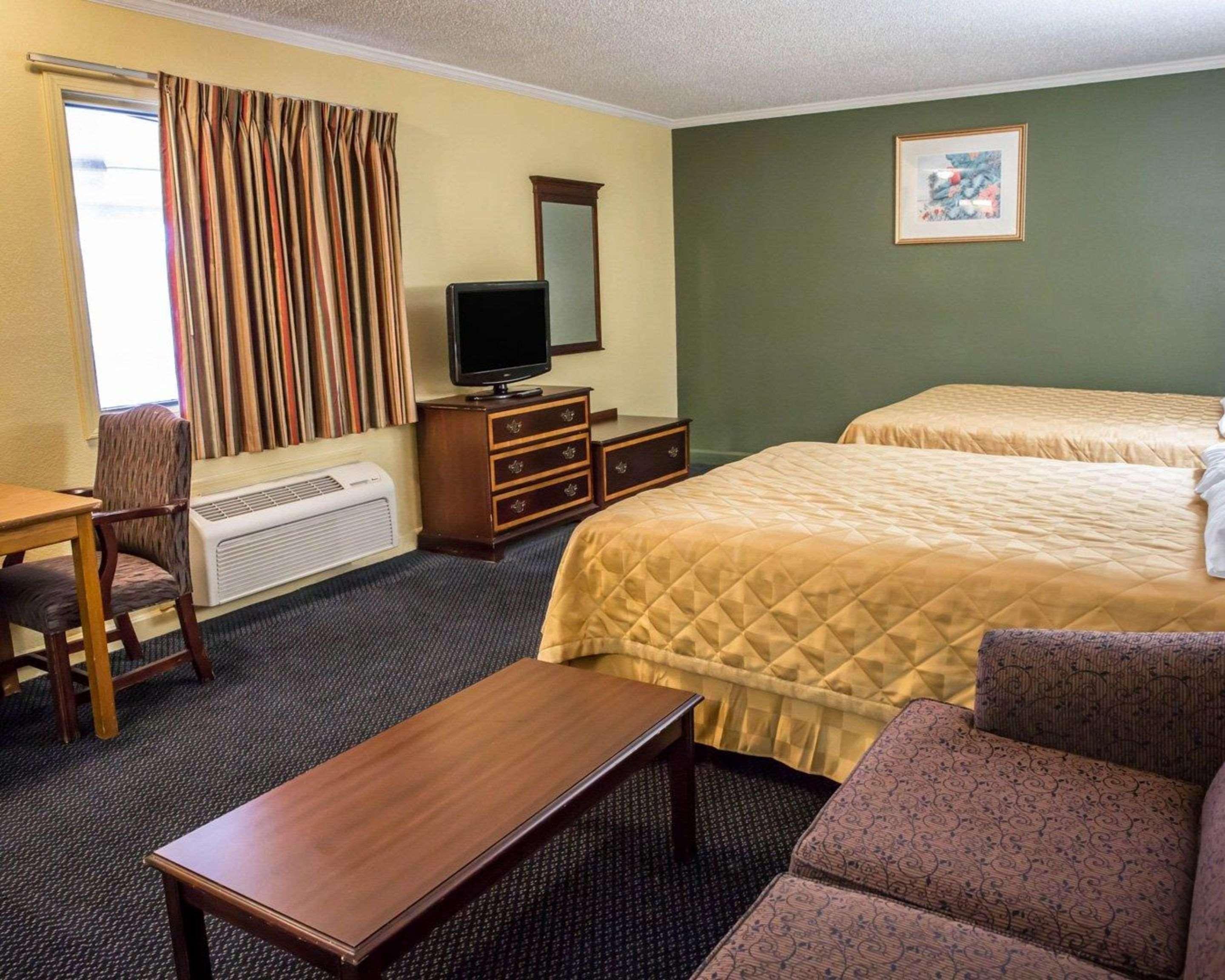 Rodeway Inn & Suites Plymouth Hwy 64 Экстерьер фото