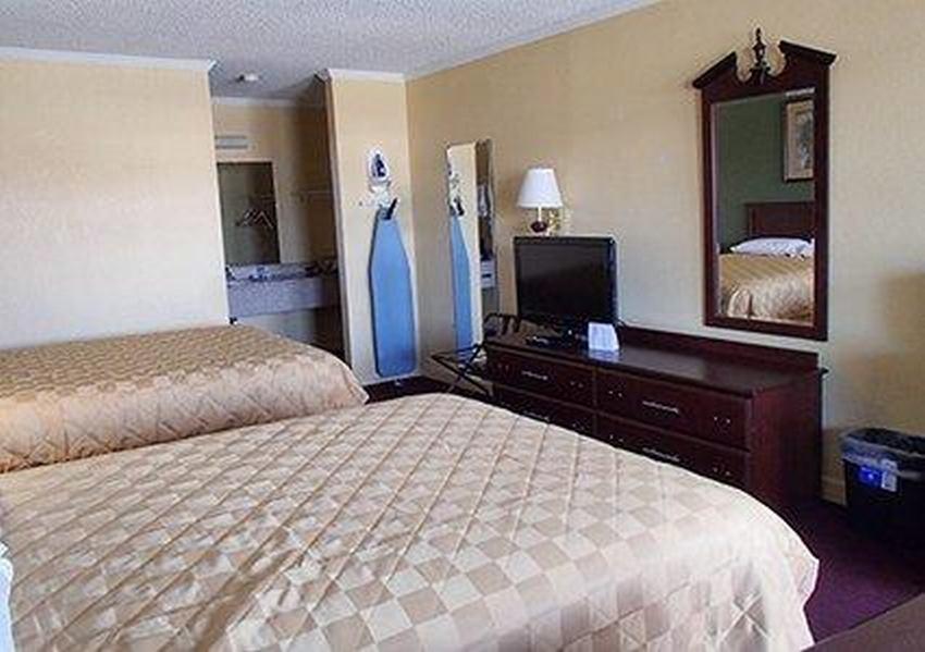 Rodeway Inn & Suites Plymouth Hwy 64 Экстерьер фото
