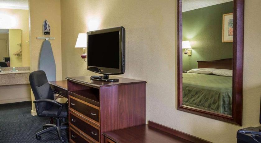 Rodeway Inn & Suites Plymouth Hwy 64 Экстерьер фото