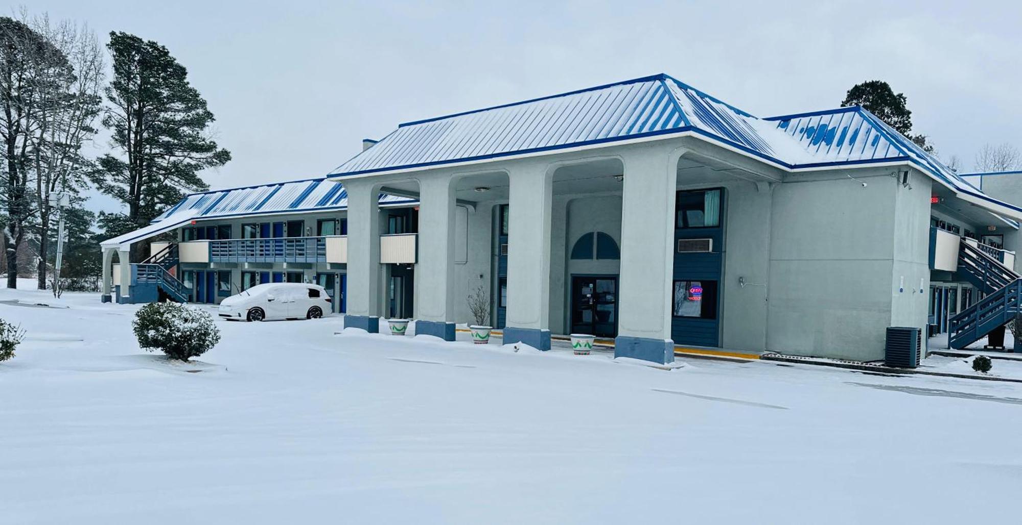 Rodeway Inn & Suites Plymouth Hwy 64 Экстерьер фото