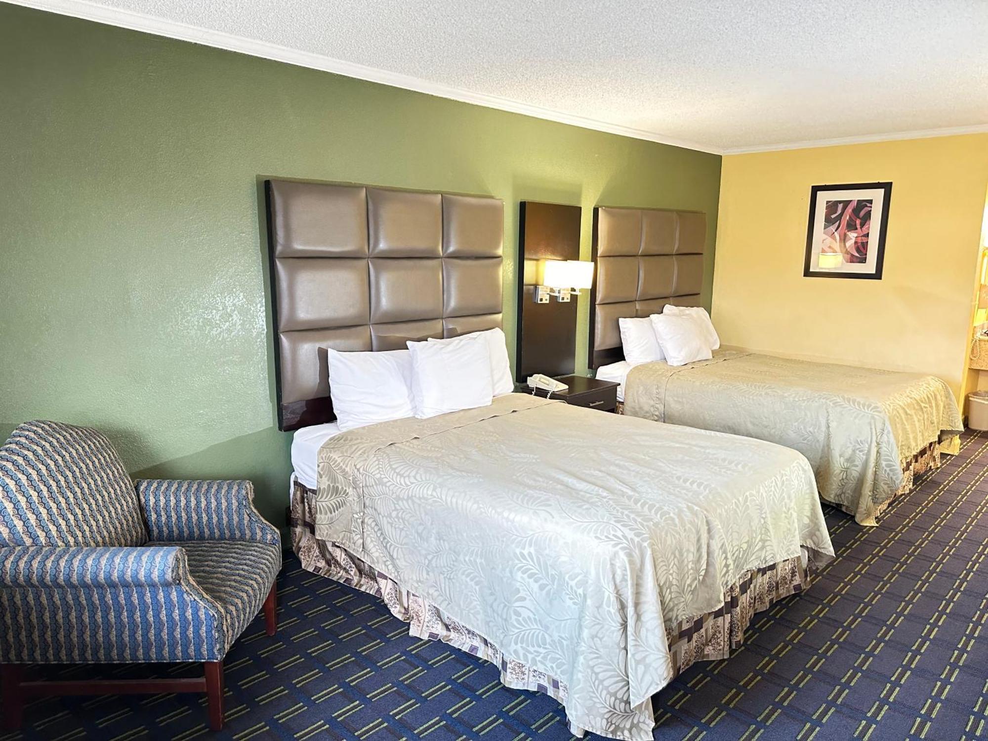 Rodeway Inn & Suites Plymouth Hwy 64 Экстерьер фото