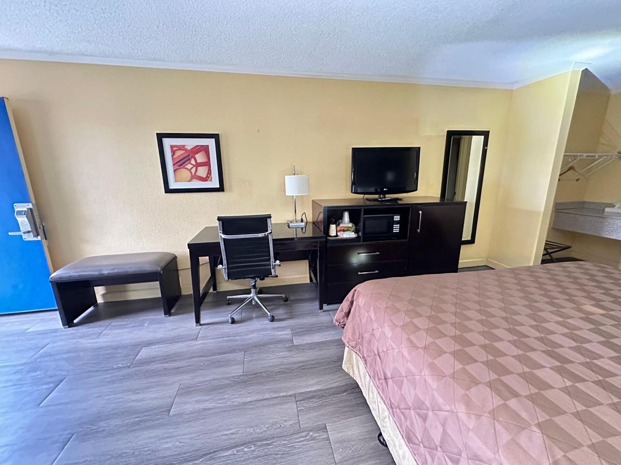Rodeway Inn & Suites Plymouth Hwy 64 Экстерьер фото