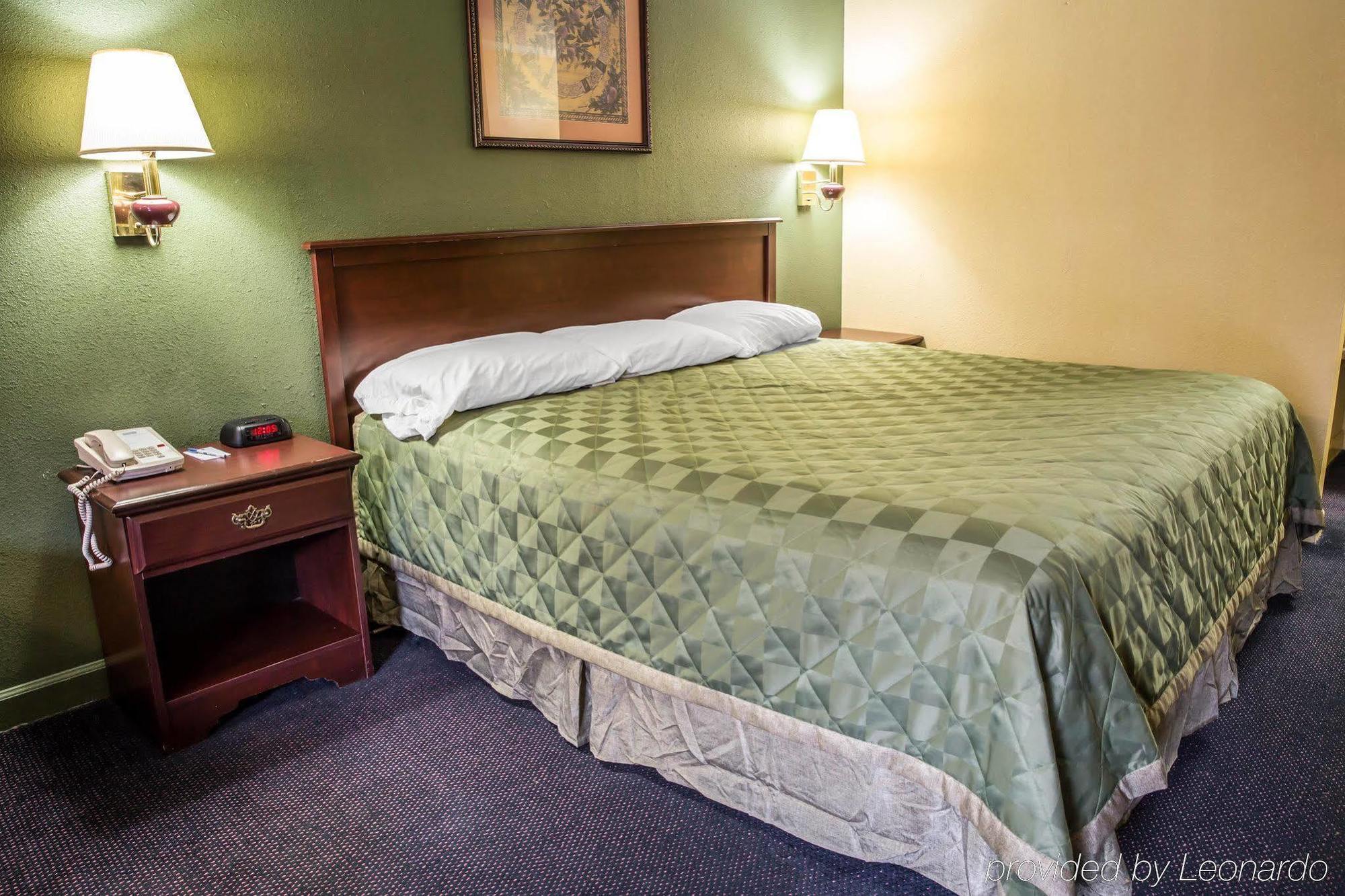 Rodeway Inn & Suites Plymouth Hwy 64 Экстерьер фото