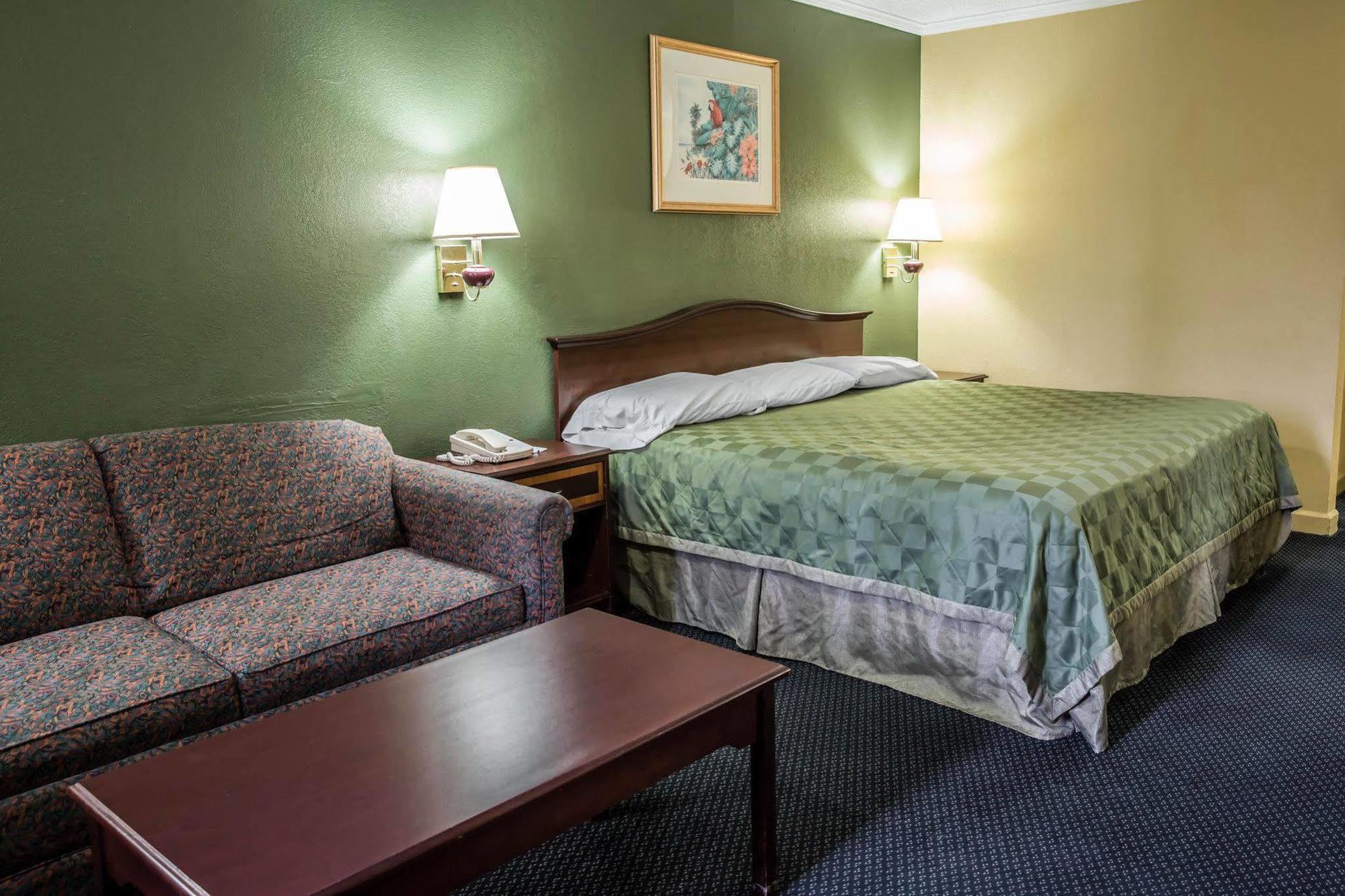 Rodeway Inn & Suites Plymouth Hwy 64 Экстерьер фото