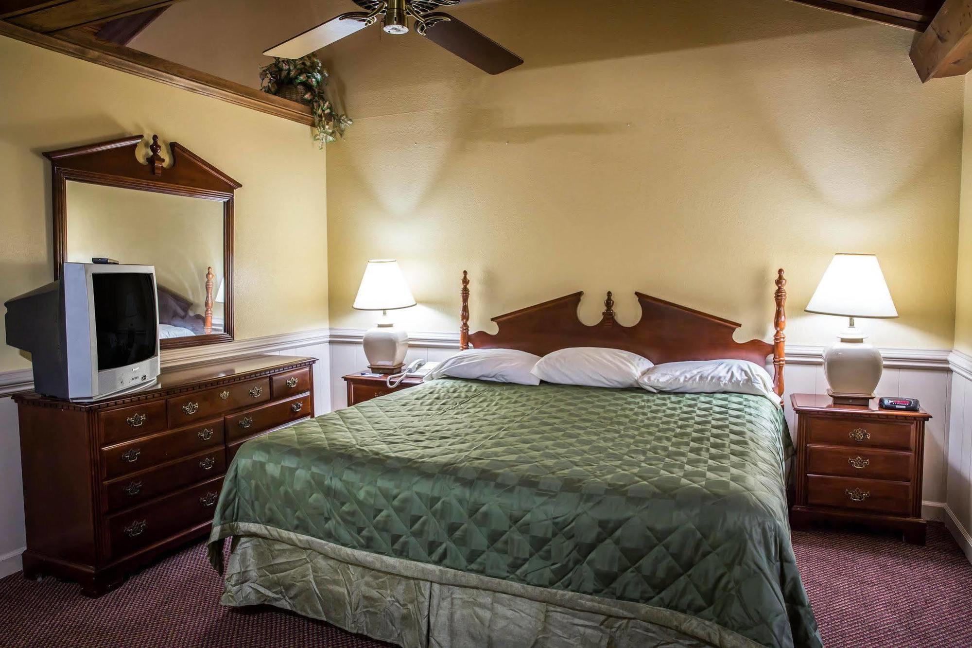 Rodeway Inn & Suites Plymouth Hwy 64 Экстерьер фото