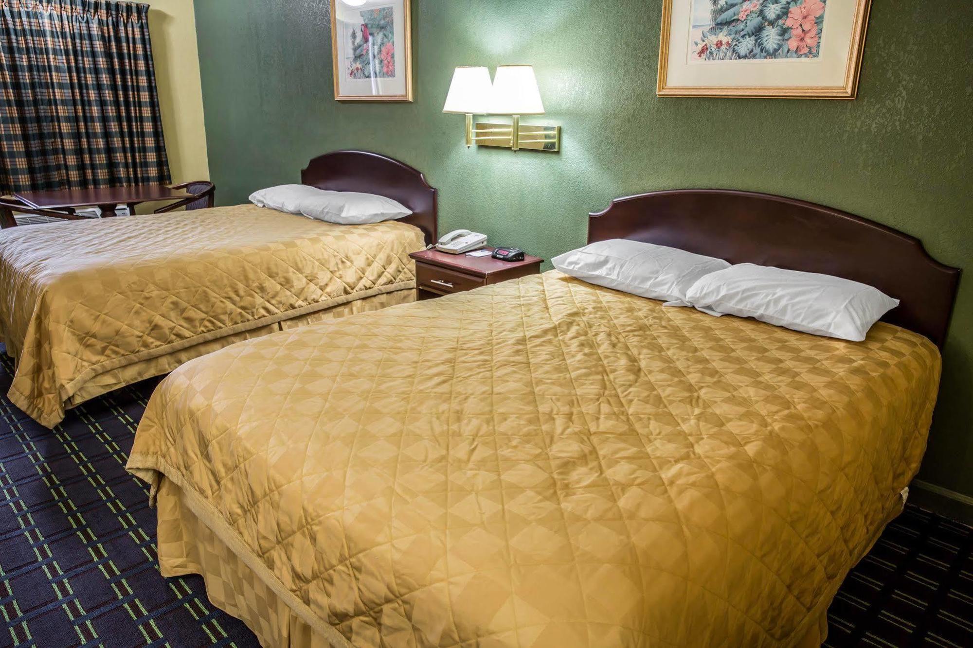 Rodeway Inn & Suites Plymouth Hwy 64 Экстерьер фото