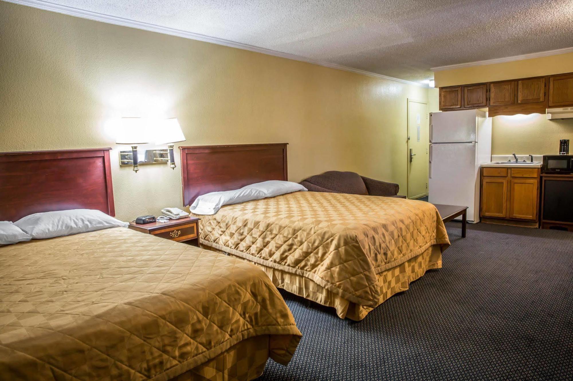 Rodeway Inn & Suites Plymouth Hwy 64 Экстерьер фото