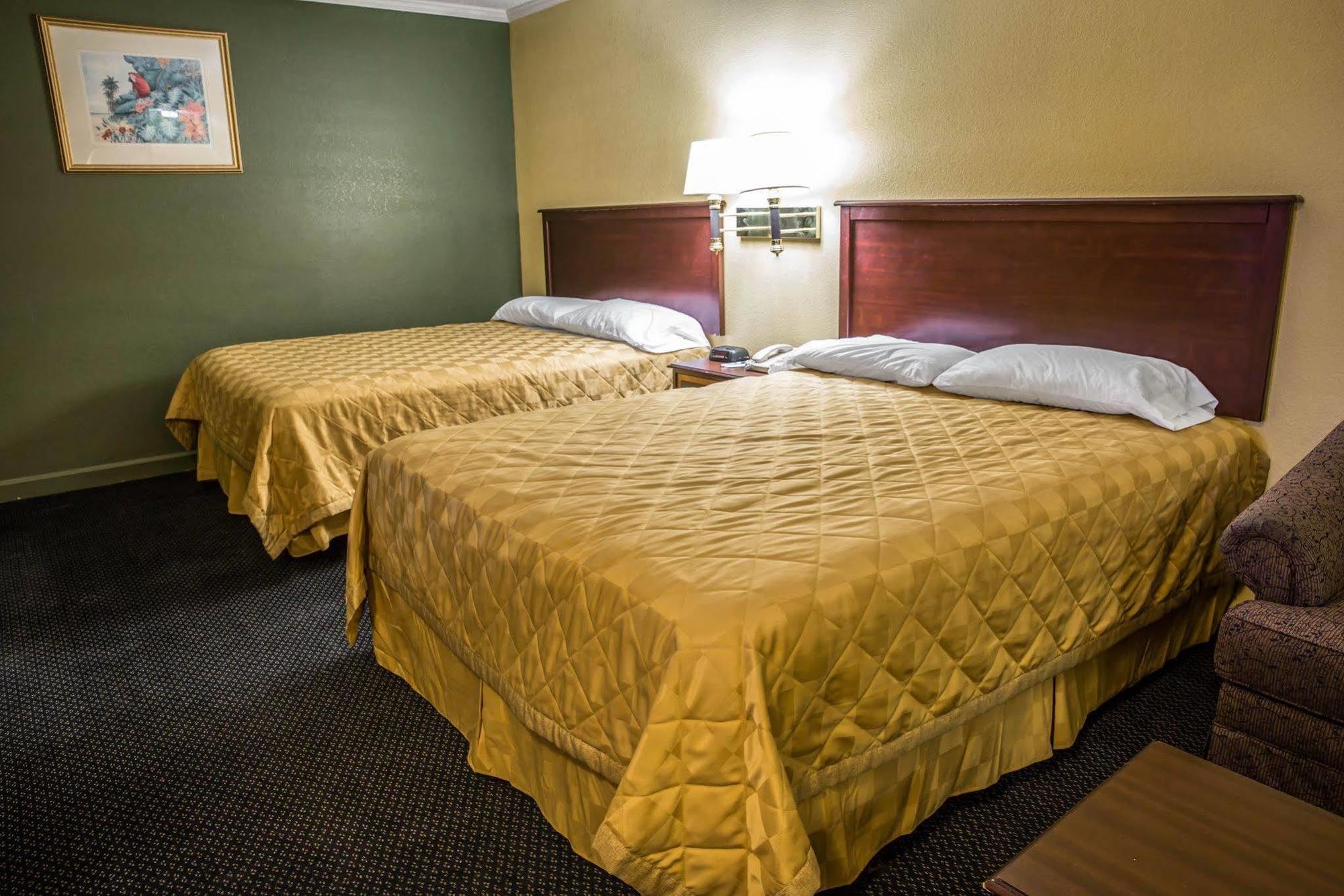 Rodeway Inn & Suites Plymouth Hwy 64 Экстерьер фото
